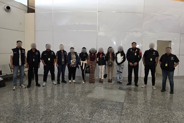 Kantor Imigrasi Ngurah Rai deportasi 18 WNA sepanjang periode 21-27 September 2026 akibat pelanggaran izin tinggal, prostitusi, dan overstay di Bali, Senin (28/9/2026). Foto: Kementerian Imigrasi dan Pemasyarakatan
