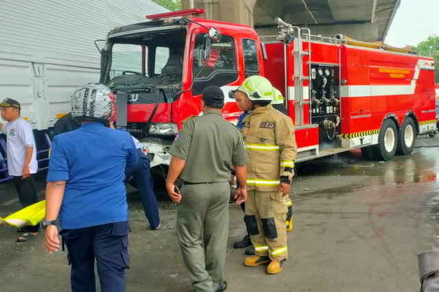 Kecelakaan beruntun yang melibatkan bus TransJakarta hingga ambulans di Jalan Raya Bekasi, Jakarta Timur, Senin (28/9/2026). Foto: Dok. Istimewa