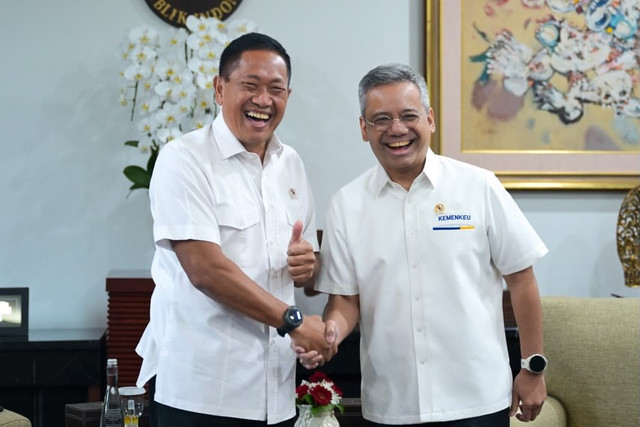 Menkeu Suahasil Nazara bertemu Gubernur Universitas Republik Indonesia (URI) Donny Ermawan Taufanto, Senin (28/9/2026). Foto: Instagram/@menkeuri