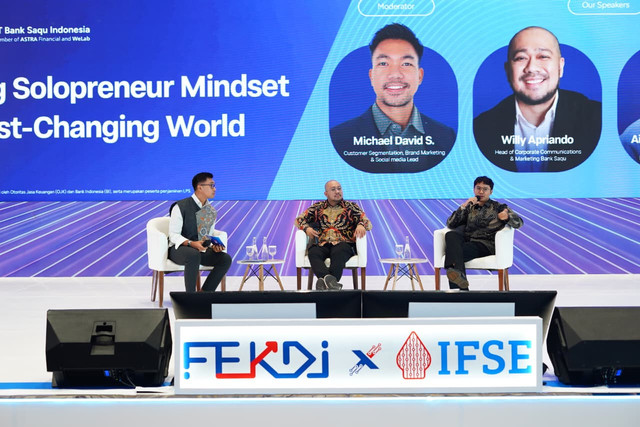 Head of Corporate Communication & Marketing Bank Saqu, Willy Apriando (tengah) dan Bank Saqu Solopreneur Ambassador 2026 sekaligus Co-founder Commuto IP House dan Glek&Go Lemonade Airlangga Aridharma (kanan) saat sesi “Having Solopreneur Mindset in a Fast-Changing World” dalam Festival Ekonomi Keuangan Digital Indonesia (FEKDI) x Indonesia Fintech Summit & Expo (IFSE) 2026 di Jakarta International Convention Center (JICC) pada Sabtu (26/9). Foto: Dok. Bank Saqu