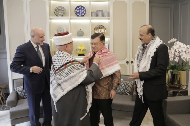 Ketua Palang Merah Indonesia Jusuf Kalla (JK) menerima kunjungan kehormatan Grand Imam Masjid Al-Aqsa, Al-Quds, Utusan Khusus dan Penasehat Presiden Palestina Dr. Mahmoud Sudqi Al-Habbash, di kediaman JK, Jakarta, Senin (28/9/2026). Foto: Dok. Istimewa