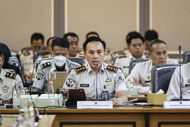 Kepala Lembaga Pemasyarakatan Kelas IIA Cibinong nonaktif Wisnu Hani Putranto menyampaikan paparan saat rapat dengar pendapat (RDP) dengan Komisi XIII DPR di Kompleks Parlemen, Senayan, Jakarta, Senin (28/9/2026). Foto: Dhemas Reviyanto/ANTARA FOTO