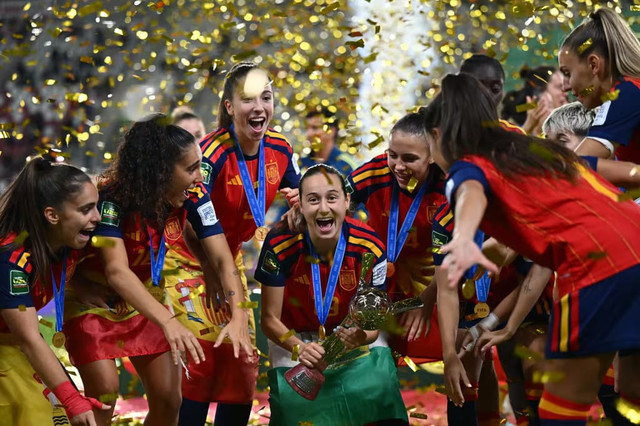 Timnas Wanita Spanyol U-20 juara Piala Dunia Wanita U-20 usai mengalahkan Korea Utara di Polandia, Senin (28/9). Foto: FIFA