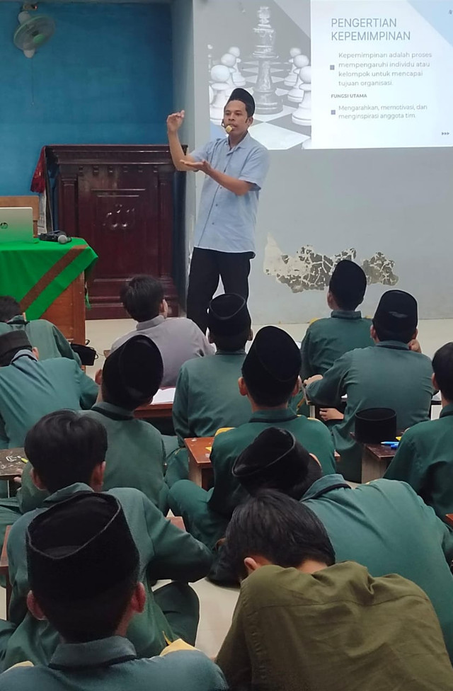 M. Sahrozzi ketika mengisi seminar kepemimpinan