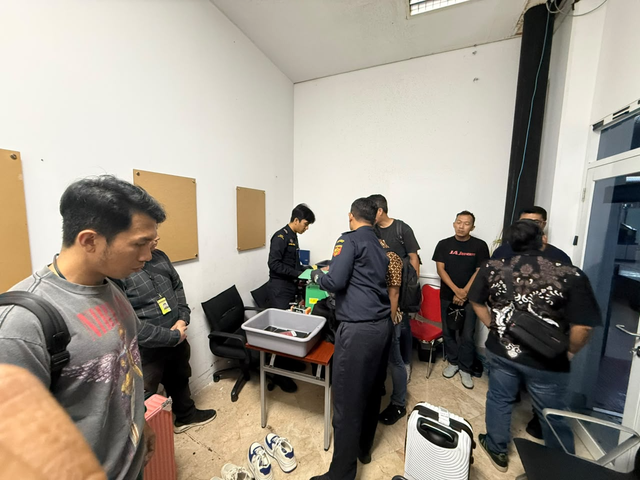 Bareskrim Polri saat menggeledah barang bawaan 5 WN Malaysia di Bandara Soetta. dok Bareskrim