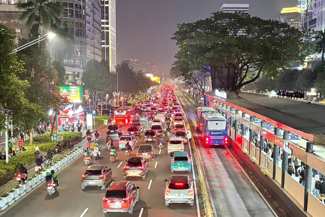 Kondisi lalu lintas di Jalan Jenderal Sudirman, Jakarta Pusat, Senin (28/9/2026). Foto: Kevin Daniel/kumparan