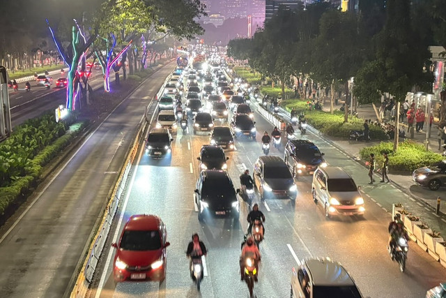 Kondisi lalu lintas di Jalan Jenderal Sudirman, Jakarta Pusat, Senin (28/9/2026). Foto: Kevin Daniel/kumparan