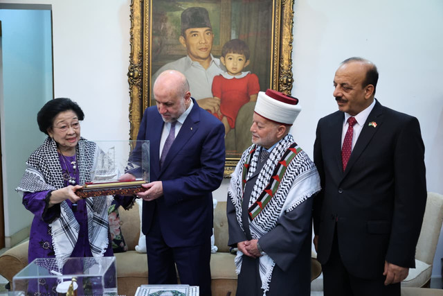 Presiden ke-5 sekaligus Ketua Umum DPP PDIP Megawati Soekarnoputri  menerima kunjungan kehormatan Grand Imam Masjid Al-Aqsa, Al-Quds, Utusan Khusus dan Penasehat Presiden Palestina Dr. Mahmoud Sudqi Al-Habbash di Menteng, Jakarta, Senin (28/9/2026). Foto: PDIP
