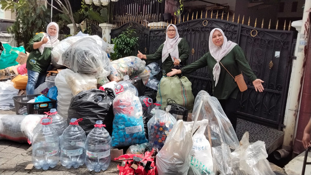 Berbagai jenis sampah bernilai ekonomi dikumpulkan di Bank Sampah Unit (BSU) Berlian RW 04, Jatimakmur, Bekasi, Jawa Barat. Sampah seperti botol plastik, tutup botol, dan material lainnya dipilah sebelum ditimbang dan dicatat sebagai tabungan warga.