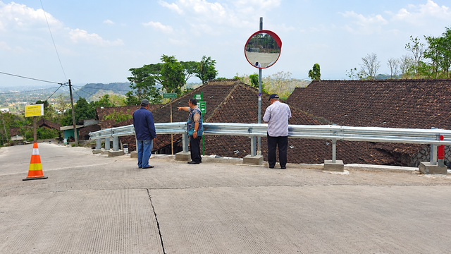 Pembangunan pagar pengaman jalan (guardrail) di sejumlah wilayah Kabupaten Sleman menjadi bagian dari upaya mendukung keselamatan lalu lintas. (Risa Oktaviani)