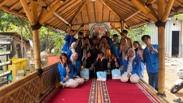 Foto bersama anak-anak panti Yayasan Sahabat Yatim Rawa Mekar jaya dalam kegiatan GERUSI (Gerakan ruang afeksi). (27/9/26)