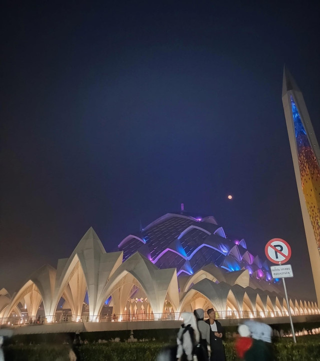 Masjid Raya A Jabbar saat Subuh, Sumber: Proboningrum Azzahra (Pribadi)