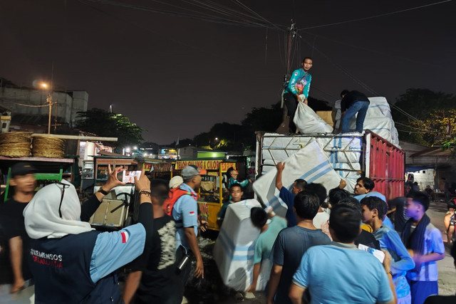 Kementerian Sosial salurkan bantuan logistik senilai Rp223 juta bagi 380 jiwa korban kebakaran di Kampung Muka, Ancol, Pademangan, Jakarta Utara, Senin (28/9/2026). Foto: Kemensos RI