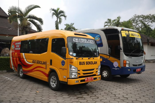Bus Sekolah saat Parkir dan akan menjemput anak sekolah di Sleman. (dok. Geviana)