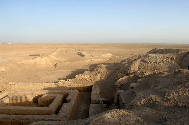 Situs arkeologi Uruk kuno di Warka, Irak. Foto oleh SAC Andy Holmes (RAF), 2008.