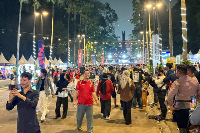Sejumlah penonton usai menyaksikan pertandingan Timnas Indonesia melawan Malaysia pada pertandingan penyisihan Grup A FIFA ASEAN Cup 2026 di Stadion Utama Gelora Bung Karno (SUGBK), Senayan, Jakarta, Senin (28/9/2026). Foto: Kevin Daniel/kumparan