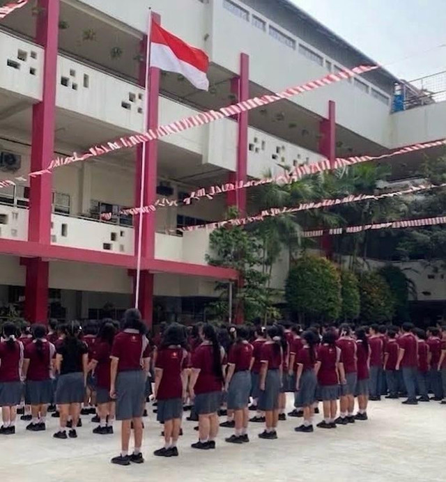 Upacara bendera dalam rangka memperingati Hari Kemerdekaan Indonesia. Sumber: Pribadi