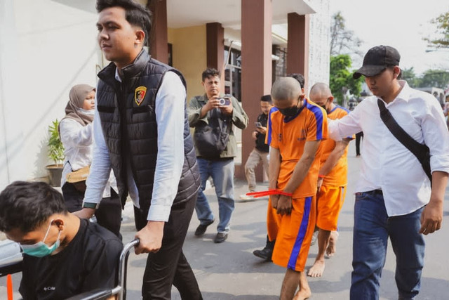 Polisi mengamankan tersangka bapak dan anak serta barang bukti pencurian motor di Karawang, Senin (28/9/2026). Foto: Dok. Istimewa