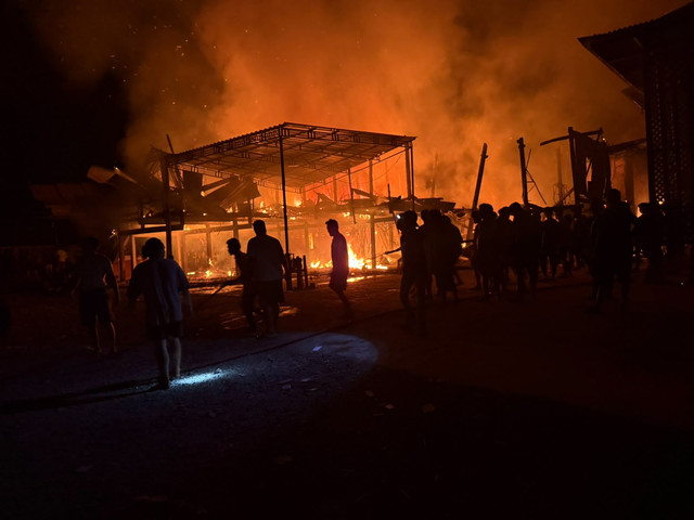 Rumah mewah Cemmang Kiki yang berada di Dusun II Samallangi, Desa Sumpang Mango, Pitu Riawa, Kabupaten Sidrap, Sulawesi Selatan, terbakar pada Senin (28/9) petang. Foto: Dok. Istimewa