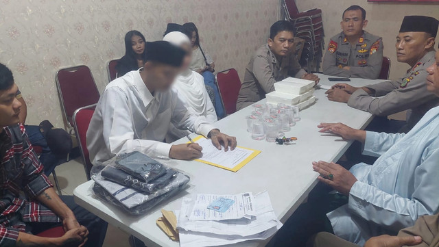 Seorang tahanan kasus pencurian berinisial Y melangsungkan akad nikah dengan kekasihnya NA, di Aula Mapolsek Cinere, Kota Depok, Sabtu (26/9) malam. Foto: Dok. Istimewa