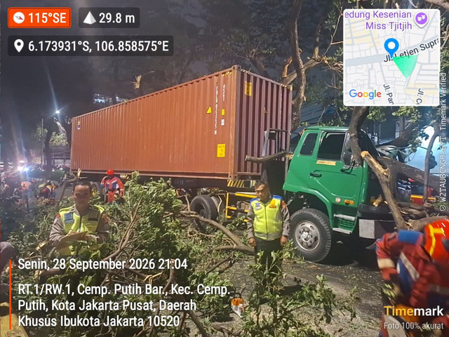 Sebuah truk kontainer menabrak sebuah pohon di Jalan Letjend R Suprapto, Cempaka Putih, Jakarta Pusat, pada Senin (28/9) pukul 21.12. Foto: TMC Polda Metro Jaya
