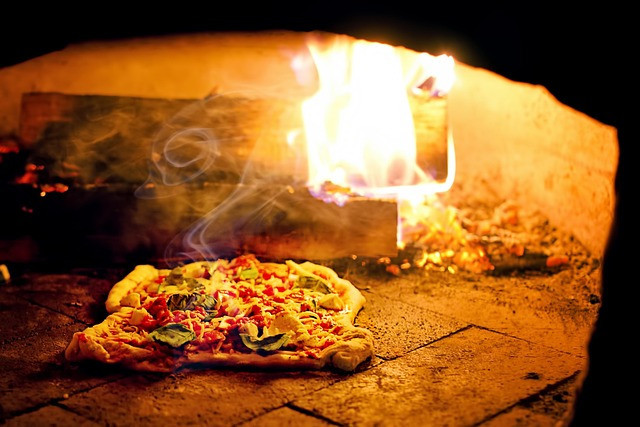 Ilustrasi pizza, pizza oven, wood burning oven. Foto: Pixabay