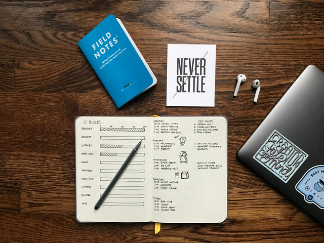 “Never Settle” menjadi pengingat untuk terus berkembang dan tidak membiarkan kebiasaan menggunakan media sosial menghambat waktu, tujuan, dan aktivitas yang lebih penting. Sumber: Unsplash.