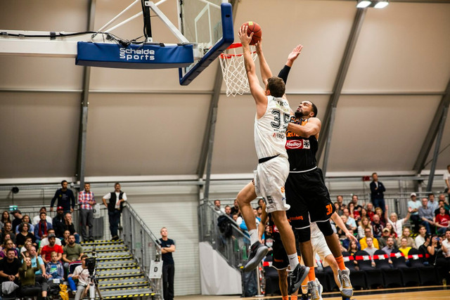 Ilustrasi posisi badan yang benar saat melakukan lay up shoot bola basket. Foto: Unsplash.com/Markus Spiske