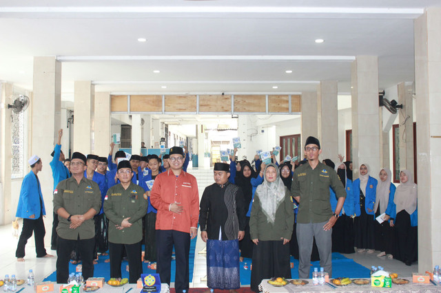 Sesi foto bersama dosen pembimbing, pimpinan pesantren, panitia pelaksana, dan santri peserta PKM. Prodi manajemen pendidikan Islam di pondok pesantren Al Qur'aniyyah Sumber: Dokumentasi Panitia PKM.