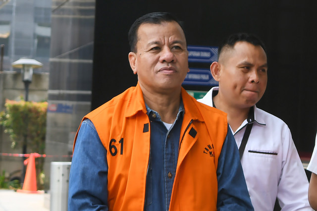 Tersangka kasus dugaan suap jual beli jabatan sekretaris daerah Suhardiman Amby (kiri) berjalan menuju ruang pemeriksaan di Gedung Merah Putih KPK, Jakarta, Senin (28/9/2026) Foto: Reno Esnir/ANTARA FOTO