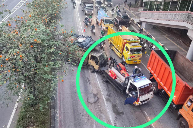 Truk sampah menabrak separator busway di dekat halte Gerbang Pemuda, Gatot Subroto, Selasa (29/9/2026). Foto: Dok. Istimewa
