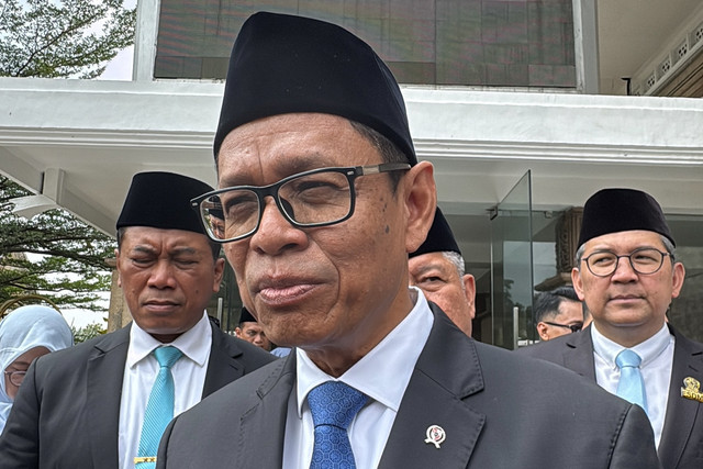 Wamen ESDM Yuliot Tanjung ditemui usai tabur bunga dalam rangka Hari Pertambangan dan Energi di TMP Kalibata, Jakarta pada Selasa (29/9/2026). Foto: Argya Maheswara/kumparan