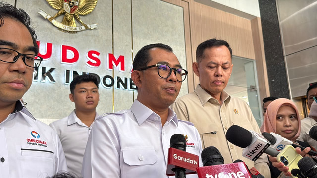 Ketua Ombudsman RI Nuzran Joher (tengah) dalam konferensi pers di Kantor Ombudsman RI, Rasuna Said, Jakarta Selatan, Selasa (29/9/2026). Foto: Zahira Hilman/kumparan