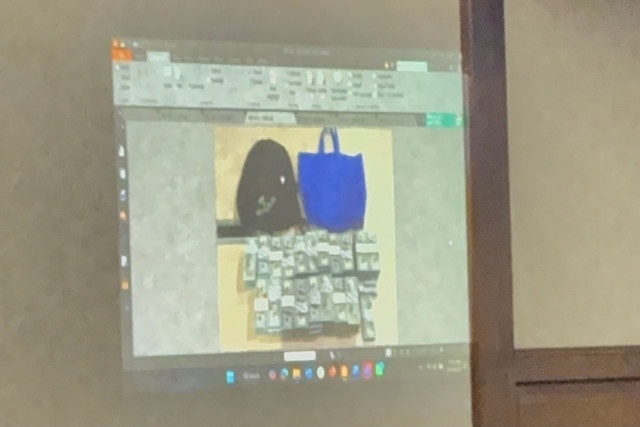 Barang bukti berupa uang tunai senilai 1 juta USD yang ditampilkan dalam sidang perkara korupsi kuota haji tambahan yang menjerat eks Menteri Agama Yaqut Cholil Qoumas dkk, di Pengadilan Tipikor Jakarta Pusat, Selasa (29/9/2026). Foto: Kevin Daniel/kumparan