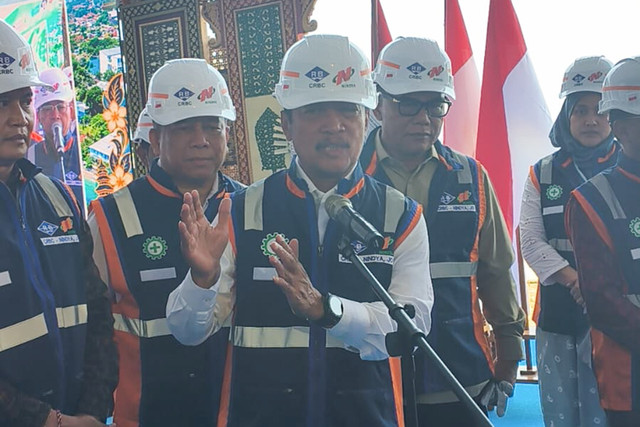 Menteri KKP, Sakti Wahyu Trenggono, didampingi oleh Gubernur Bali, Wayan Koster, ketika memberikan keterangan pers, Desa Pengambengan, Jembrana, Selasa (29/9/2026). Foto: Sandra Gisela/kumparan