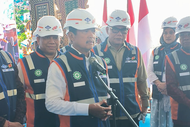 Menteri KKP, Sakti Wahyu Trenggono, didampingi oleh Gubernur Bali, Wayan Koster, ketika memberikan keterangan pers, Desa Pengambengan, Jembrana, Selasa (29/9/2026). Foto: Sandra Gisela/kumparan