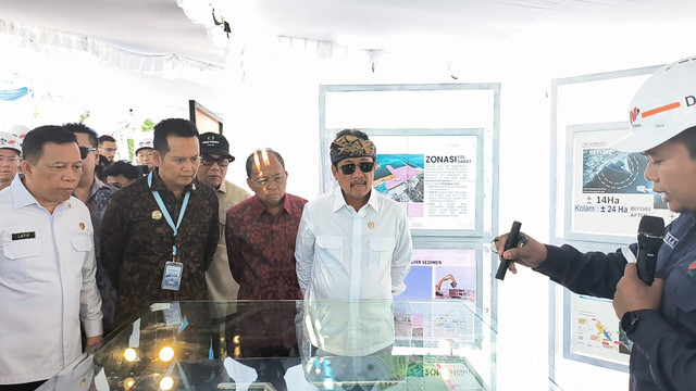 Menteri KKP, Sakti Wahyu Trenggono, didampingi oleh Gubernur Bali, Wayan Koster, ketika meninjau lokasi groundbreaking PPN Pengambengan, Jembrana, Selasa (29/9/2026). Foto: Sandra Gisela/kumparan