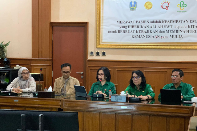 RSUD dr Soetomo saat konferensi pers terkait 172 peserta PPDS FK Universitas Airlangga alami keracunan makanan saat kegiatan pra-pendidikan di RSUD dr Soetomo Surabaya, Selasa (29/9/2026). Foto: Farusma Okta Verdian/kumparan