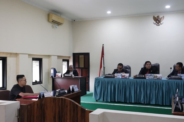 Suasana sidang sengketa informasi publik di Komisi Informasi. Pemohon mengikuti proses pemeriksaan di hadapan Majelis Komisioner. (Foto: Dokumentasi Pribadi)