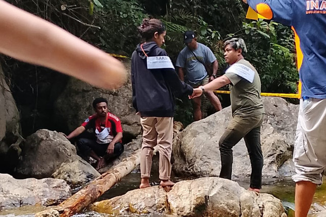 Polisi saat olah TKP pembunuhan presenter TVRI di Air Terjun Memti, Kabupaten Pegunungan Arfak, Papua. Foto: Dok. Istimewa