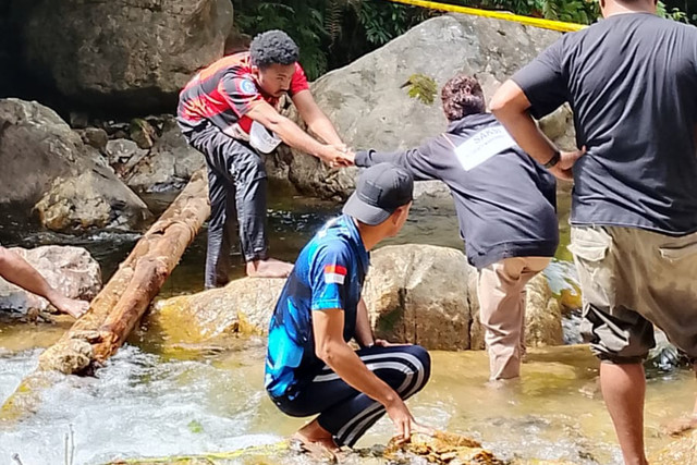 Polisi saat olah TKP pembunuhan presenter TVRI di Air Terjun Memti, Kabupaten Pegunungan Arfak, Papua. Foto: Dok. Istimewa