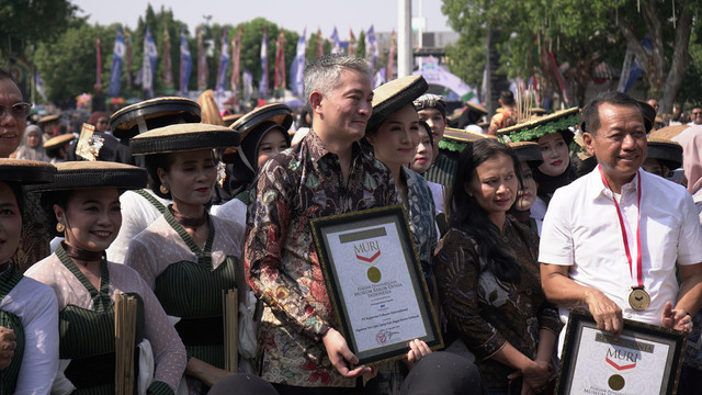 670 penari Tari Lajur Caping Kalo berhasil catatkan rekor MURI di Pendopo Kabupaten Kudus, Sabtu (26/9). Foto: Dok. Istimewa