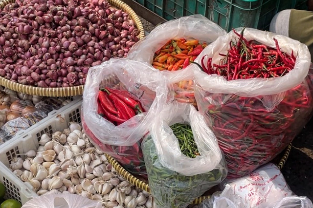 Kondisi harga cabai yang masih tinggi di Pasar Minggu, Jakarta Selatan pada Selasa (29/9/2026). Foto: Zulfa Salman/kumparan