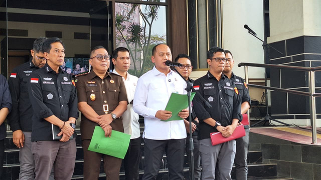 Kapuspenkum Kejagung Anang Supriatna dalam jumpa pers di Kejari Jakarta Pusat terkait pelimpahan tersangka dan berkas perkara korupsi tata kelola MBG, Selasa (29/9/2026). Foto: Kevin Daniel/kumparan