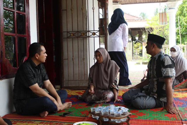 Wali Kota Lhokseumawe, Sayuti Abubakar saat mendatangi rumah duka di Gampong Meunasah Mee, Kecamatan Muara Dua, Selasa (29/9/2026). Foto: Dok. Pemko Lhokseumawe