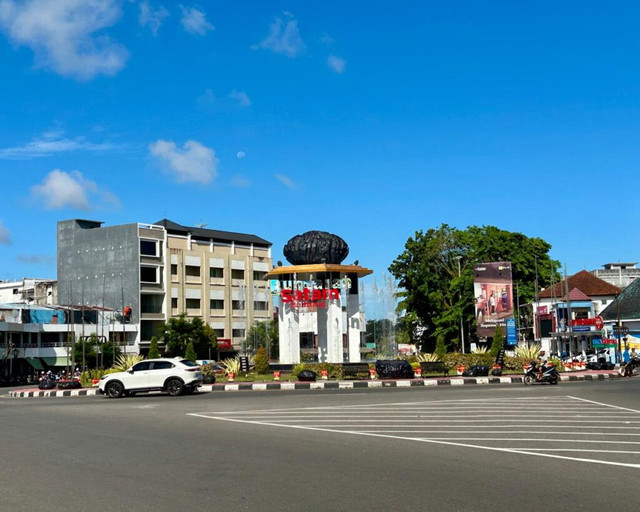 foto langit pusat Kota Belitung yang cerah diambil oleh penulis