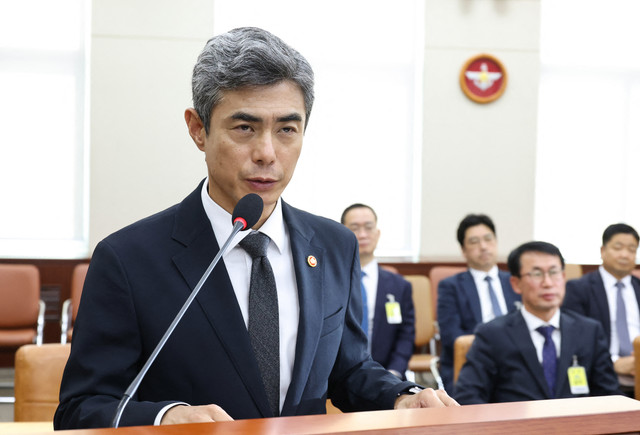 Menteri Pertahanan Korea Selatan Kang Shin-chul (kiri) berbicara selama sidang komite pertahanan parlemen tentang kecelakaan ledakan ranjau darat di Zona Demiliterisasi (DMZ), di Majelis Nasional di Seoul Selasa (29/9/2026). Foto: Yonhap/AFP