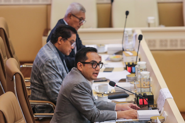 Ketua Komisi II DPR Rifqinizamy Karsayuda (depan) memimpin rapat dengar pendapat dengan Ombudsman di Kompleks Parlemen, Senayan, Jakarta, Selasa (29/9/2026).  Foto: Asprilla Dwi Adha/ANTARA FOTO