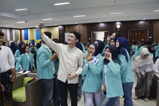 The Methamorphosis: Mahasiswa Baru FISIP UNS Jalani LKMM-Pra Dasar 2026 (1)