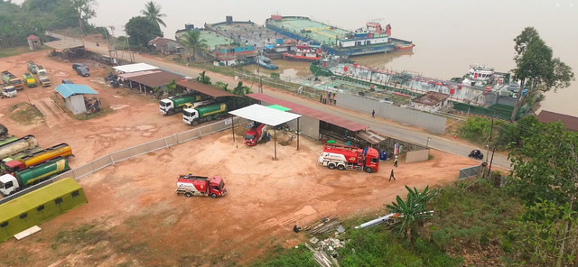 Pertamina menyalurkan BBM via fasilitas penyangga di Tayan, Kabupaten Sanggau, karena Sungai Kapuas surut di Kalimantan, Selasa (29/9/2026). Foto: Pertamina Patra Niaga